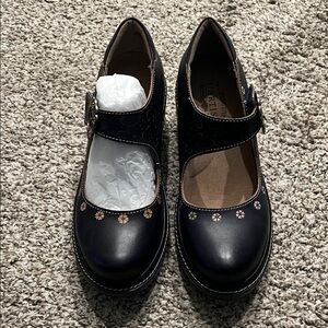 NWOB Spring Step L’Artiste Navy Blue Floral Shoes with Decorative Buckle